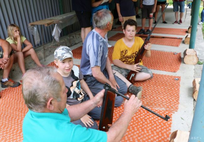 Mladí i starší súťažili v Malinovej v streľbe zo vzduchovej pušky