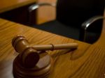 Súdna rada odporúča vyplatiť odmeny všetkým zamestnancom v justícii