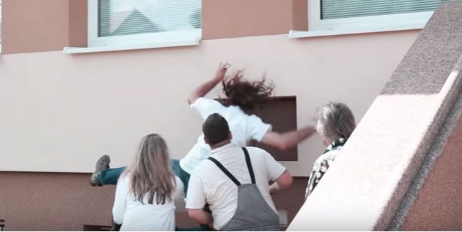 Video: Surový útok starostu na umelca zachytili tieto zábery
