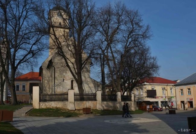 Pri obchodnom centre v Poprade sa zrazili štyri autá, traja zranení