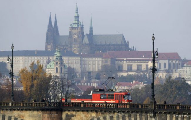 Anonym sa vyhrážal bombou parlamentu i Českej televízii