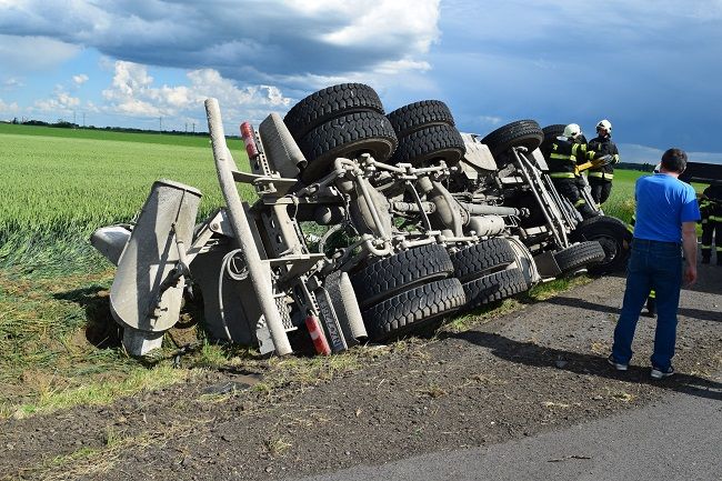 FOTO: Pri nehode zomrel vodič domiešavača