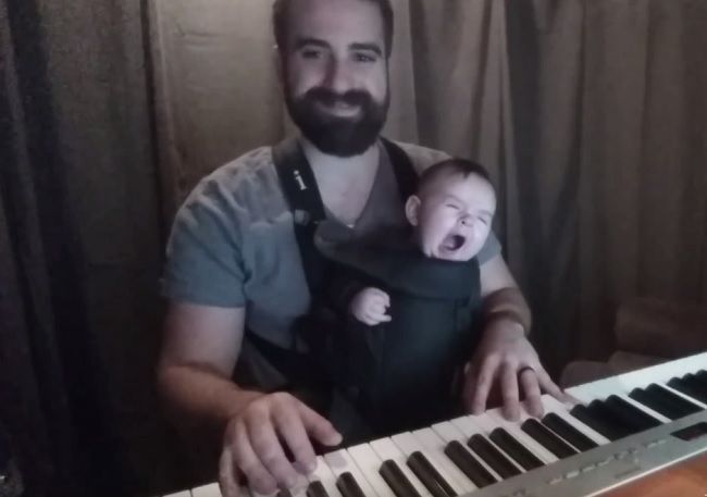 Video: Otec našiel perfektný spôsob, ako uspať synčeka