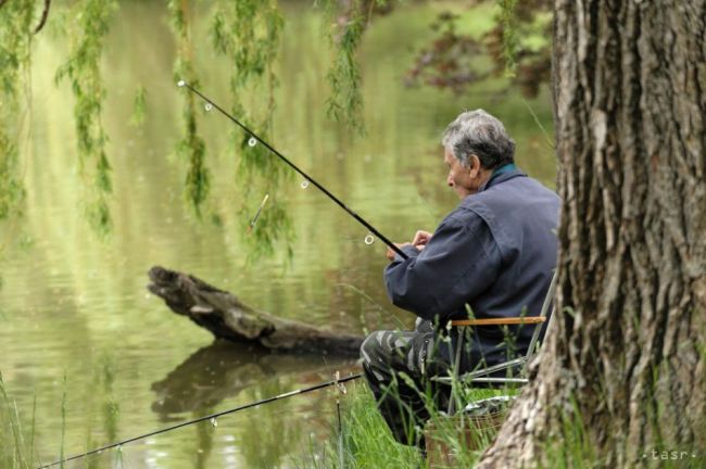 Dôchodca lovil ryby zakázaným spôsobom, hrozia mu až tri roky