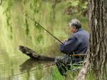 Dôchodca lovil ryby zakázaným spôsobom, hrozia mu až tri roky
