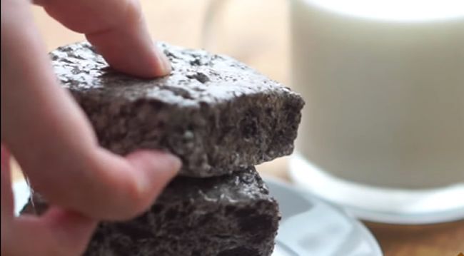 Video: Nepečený koláčik z troch surovín