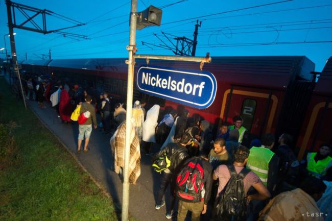 Rakúsko nasadí pri vyhosťovaní žiadateľov o azyl i armádne stroje