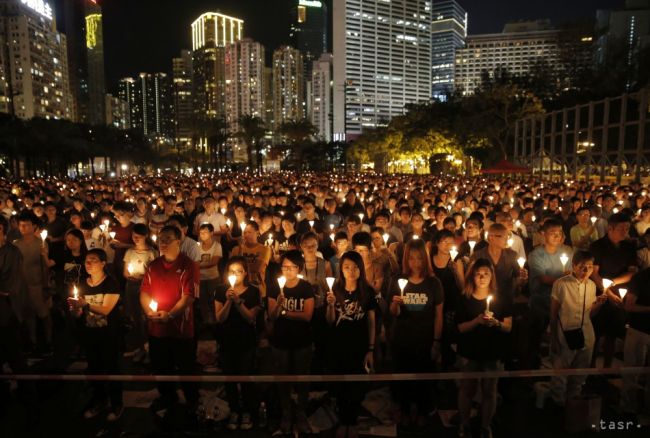 V Hongkongu si desaťtisíce ľudí pripomenuli pekinský masaker
