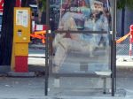 Bezdomovci v Trnave budú umývať autobusové zastávky