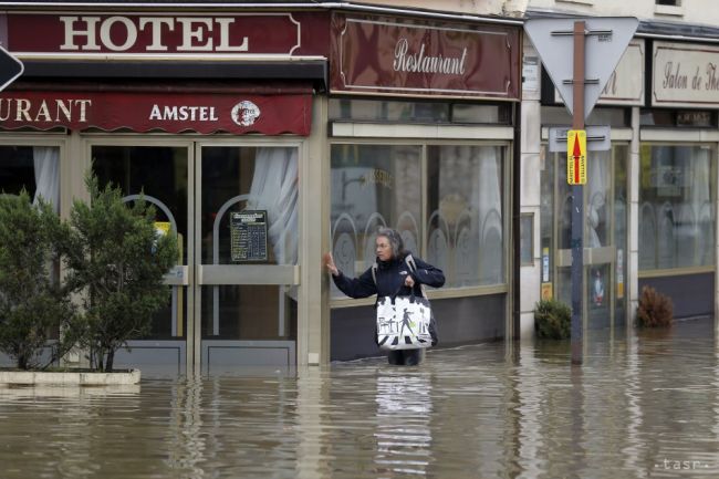 VIDEO: V Paríži si vydýchli, hladina Seiny pomaly klesá