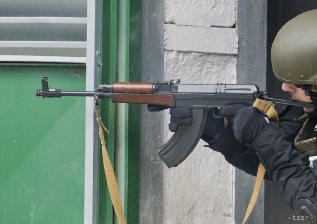 Policajný zásah v Aktobe pokračuje, na jednom sídlisku sa strieľalo