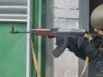 Policajný zásah v Aktobe pokračuje, na jednom sídlisku sa strieľalo