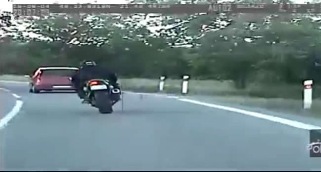 Video: Cestný pirát na motorke stihol porušiť zákon hneď dvakrát 