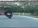 Video: Cestný pirát na motorke stihol porušiť zákon hneď dvakrát 
