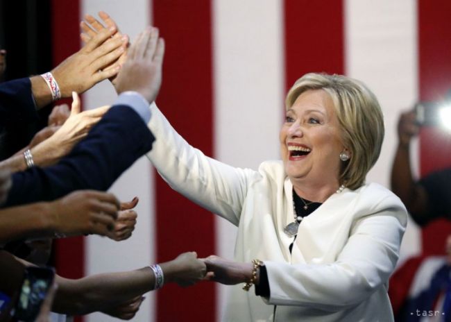 AP: Clintonová má dosť delegátov na prezidentskú nomináciu demokratov