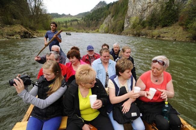 Po Hrone sa opäť plavia plte pre turistov