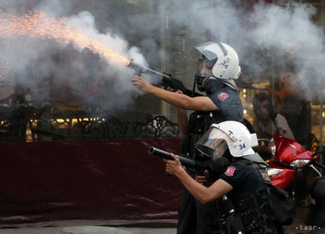 Polícia v Caracase použila proti demonštrantom slzotvorný plyn