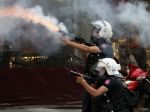 Polícia v Caracase použila proti demonštrantom slzotvorný plyn