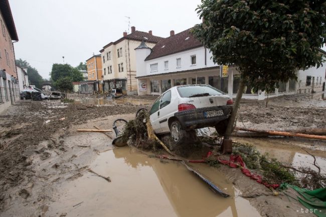 Na severe Francúzska strhli masy vody vozidlo, motorista sa utopil