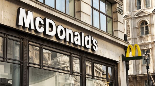 Zlodeji prepadli McDonald´s, medzi zákazníkmi ale boli profesionálni vojaci