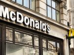 Zlodeji prepadli McDonald´s, medzi zákazníkmi ale boli profesionálni vojaci