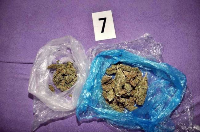 V aute dvoch mladých mužov našli 300 gramov marihuany