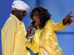Bobby Brown obviňuje Whitney Houston, že s dcérou fajčila marihuanu