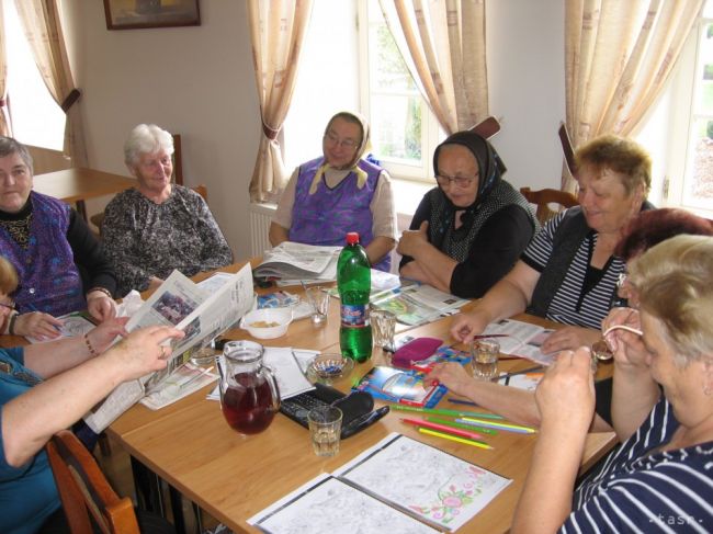 Autobusové zastávky v domove dôchodcov pripomínajú seniorom cestovanie