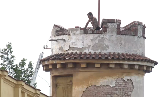 VIDEO: Cudzinec v Prahe hádže na ľudí tehly