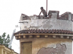VIDEO: Cudzinec v Prahe hádže na ľudí tehly