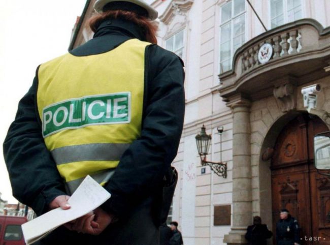 Česká polícia dostala cudzinca zo strechy divadla.Vyjednávali 15 hodín