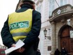 Česká polícia dostala cudzinca zo strechy divadla.Vyjednávali 15 hodín