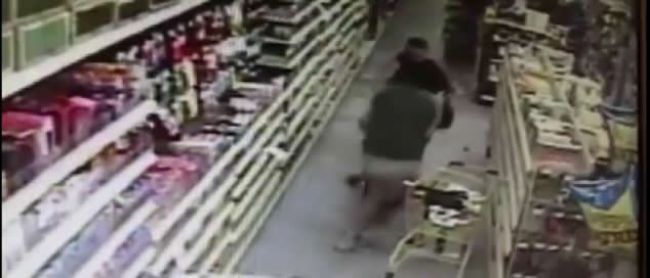 Video: Muž sa snažil uniesť dievča v obchode
