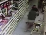 Video: Muž sa snažil uniesť dievča v obchode