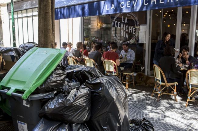 Primátorka Paríža sľúbila, že odpadky z ulíc odvezú