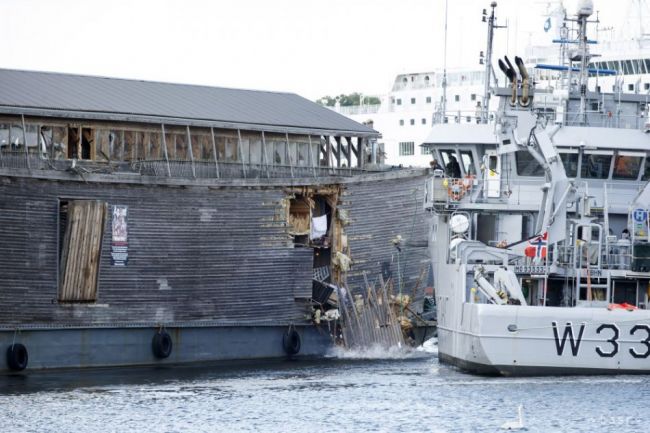 Replika Noemovej archy v Nórsku narazila do plavidla pobrežnej stráže