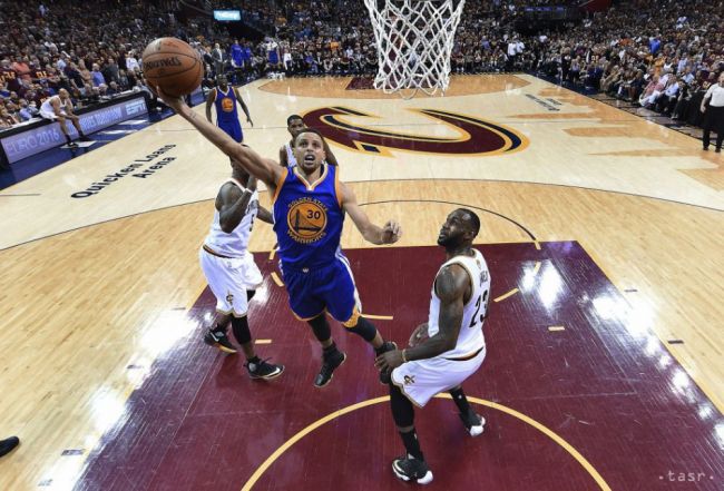 VIDEO: Warriors vyhrali v Clevelande a sú výhru od obhajoby titulu