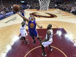 VIDEO: Warriors vyhrali v Clevelande a sú výhru od obhajoby titulu
