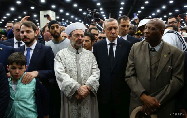 Turecký prezident odišiel z pohrebu Muhammada Aliho predčasne