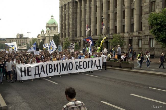 Tisíce ľudí demonštrovali proti zbúraniu starých domov v Belehrade