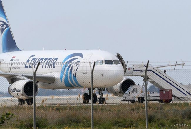 Egypt: Čas na nájdenie čiernych skriniek lietadla sa kráti