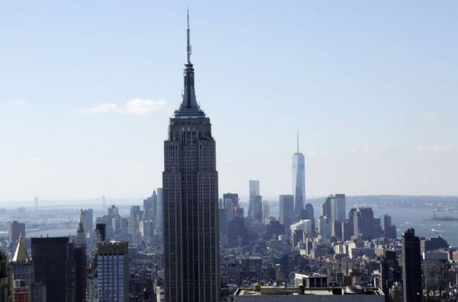 Na počesť obetí v Orlande sa Empire State Building ponoril do tmy