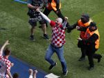 VIDEO: Fanúšik vbehol na plochu, UEFA vyšetruje chorvátsku federáciu