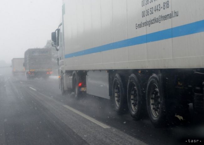 Pre nehodu kamióna odklonili na R1 premávku