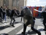 PARÍŽ: Demonštranti rabovali a ničili, neušetrili ani detskú nemocnicu