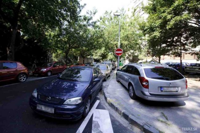 Nitra pripravuje rezidenčný systém parkovania na sídliskách