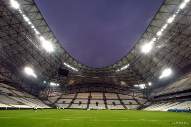 Francúzi kritizoval kvalitu trávnika, koncertovala na ňom AC/DC