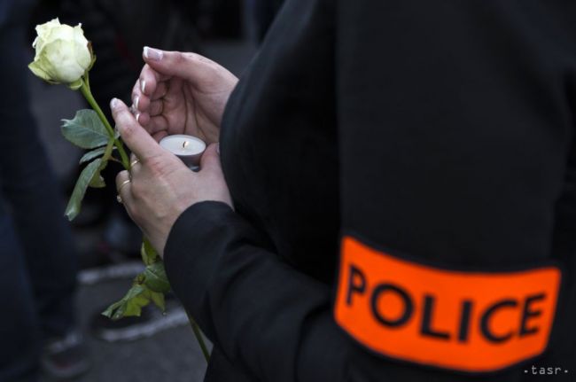 Francúzska polícia si pochodom uctila pamiatku kolegu a jeho družky