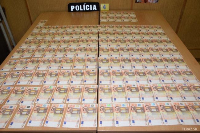Poliaci chceli na Horehroní platiť falošnými peniazmi, už sú vo väzbe