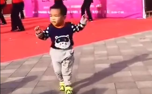 Video: Malý chlapec zatienil profesionálnych tanečníkov